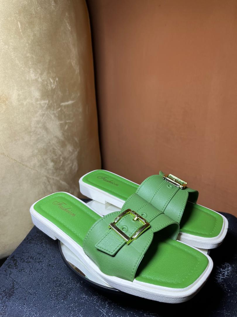 Comfort Fit Causal Slides